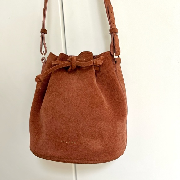Sezane Farrow blush suede drawstring bucket bag with shoulder strap - Picture 6 of 9